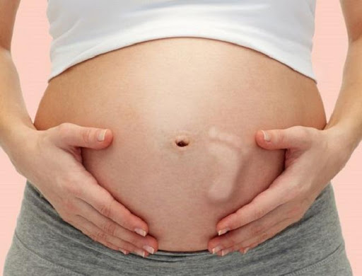Em bé nghịch ngợm cũng có thể khiến bụng mẹ bầu căng cứng