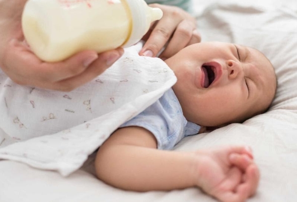 Trẻ Sơ Sinh Bị Trớ Sữa Nhiều Có Sao Không, Mẹ Phải Làm Sao?