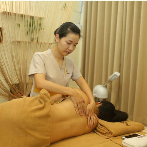 massage lưng bằng nước ấm và thảo dược giúp giảm đau lưng lưng ở bà bầu