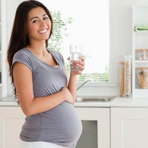 Bà bầu uống ít nước có sao không - Dấu hiệu cảnh báo tới thai nhi